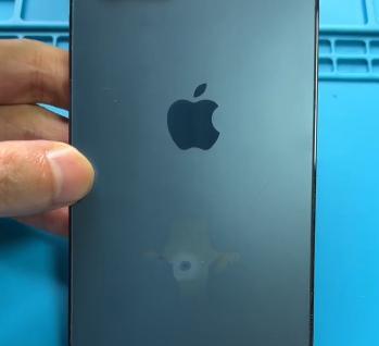 苹果手机后面玻璃碎了，维修费用有多高？（探讨苹果手机后面玻璃碎了后维修的相关费用及方案）