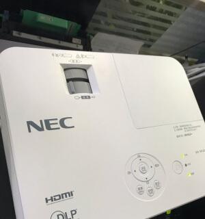 如何调整NEC投影仪的屏幕大小（简单步骤让您享受更好的投影体验）