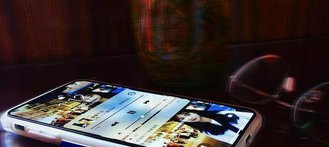 如何解决iPhone屏幕亮度偏低的问题(调整亮度设置,让屏幕更明亮)