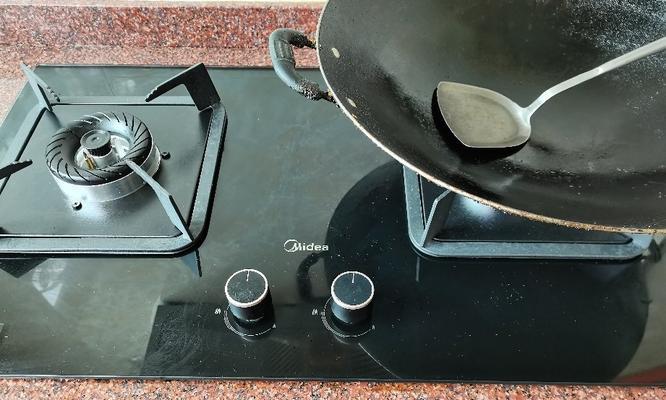 美的燃气灶清洗方法——保持厨房清洁的关键（简单易行的清洗技巧）