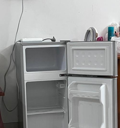 正确清洗小型冰箱的方法（保持冰箱清洁的关键）
