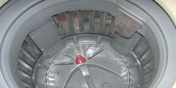 洗衣机桶有水，如何修理（解决洗衣机桶内积水问题的有效方法）