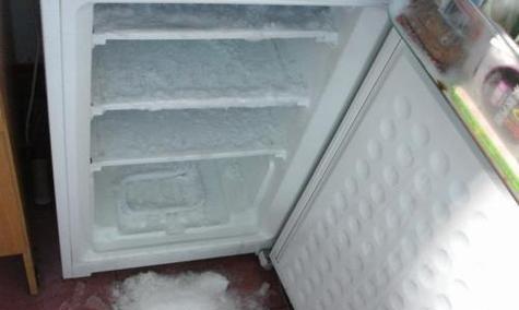 冰箱变温层结冰的处理方法（保持冰箱清洁）