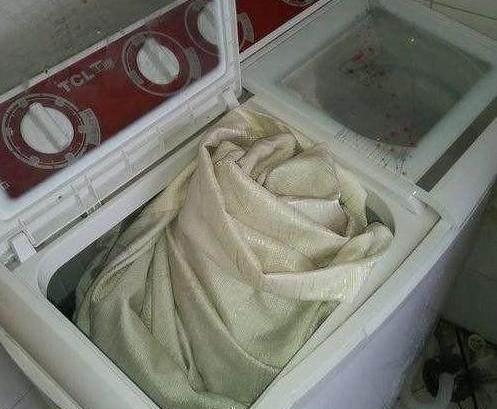 如何清洗洗衣机外面的灰尘（轻松清除洗衣机外部灰尘）