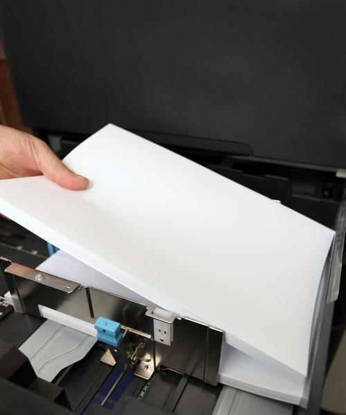 解决复印机纸张出现黑线问题的方法（如何清理复印机以消除黑线症状）