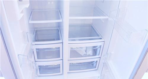 自动除霜冰箱（便捷除霜技术让冰箱使用更便利）