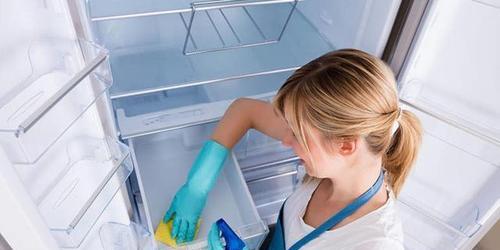冰箱散发刺鼻臭味的原因（解析冰箱气味的成因及去除方法）