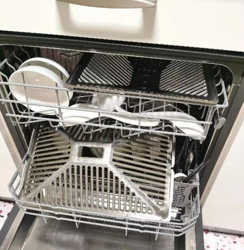 清洁洗碗机外表面油污的有效方法（轻松去除洗碗机外表面油污）