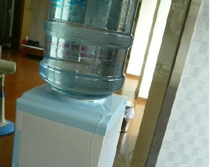 热水饮水机热水漏水的修理方法（快速解决热水饮水机热水漏水问题）