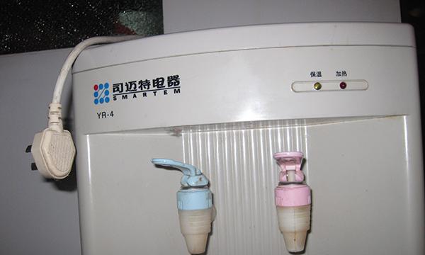 热水饮水机热水漏水的修理方法（快速解决热水饮水机热水漏水问题）