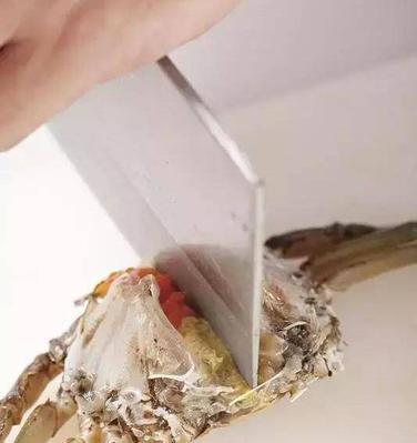 螃蟹怎么洗才干净（简单方法让你轻松解决螃蟹异味问题）