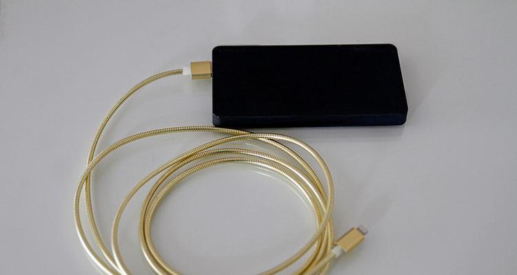 桌子里面的充电器具体叫什么名字？它的工作原理是什么？