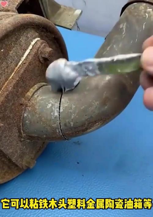 热水器漏水时应使用哪种胶进行修补？