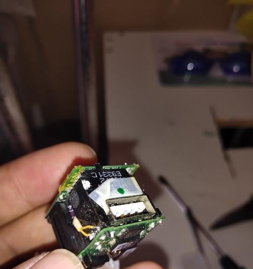 手机充电器保护头的拆卸方法是什么？