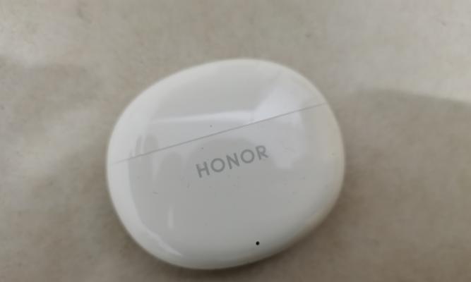 荣耀版透明蓝牙耳机的使用方法是什么？有哪些特色功能？